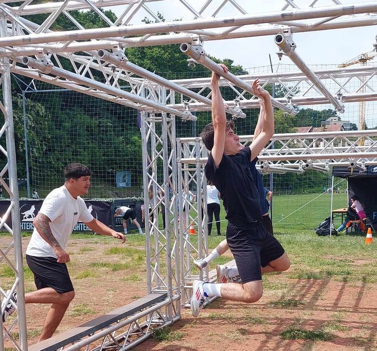 Rendhagyó testnevelés órák az akadálypályán